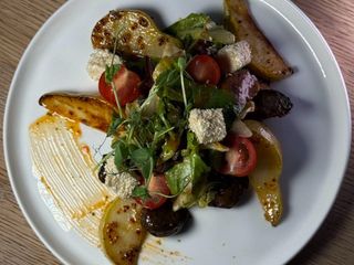 Теплий салат з курячої печінки та грушею (300г)