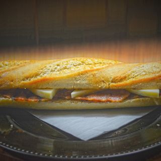 Bocadillo De Bacon Con Queso Y Tomate (Pequeño)