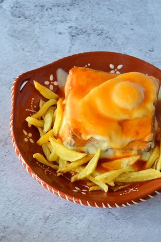 Francesinha com Ovo