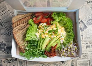 Fit śniadanie podane na ciepło z pieczywem