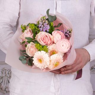 Buchet cu trandafiri, ranunculus si zambile