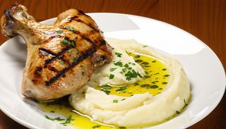 Pulpă de pui la grătar cu piure de cartofi