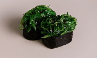 Gunkanmaki goma wakame -2 szt -