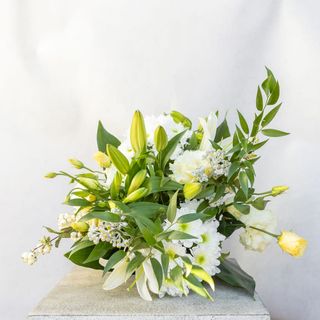 Bukiet kwiatów o kolorystyce białej