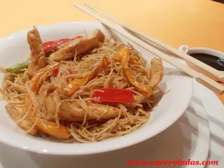 40P. Fideos de arroz con pollo