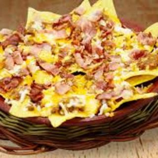 Nachos Gratinados con queso y bacon.