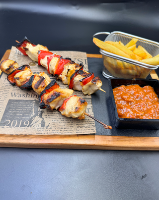 Жарени пилешки шишчета с пържени картофки и домашна лютеница (450г)