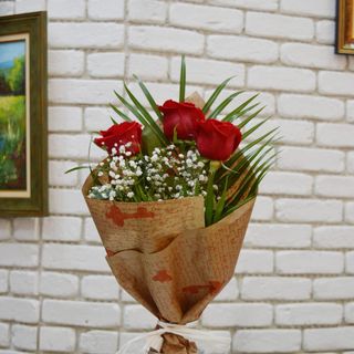 Buchet 3 trandafiri, gipsophila, frunze