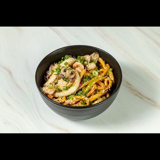  ლაფშა არაქისის სოუსით და ზღვის პროდუქტებით