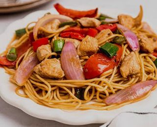 Tallarín salteado de pollo