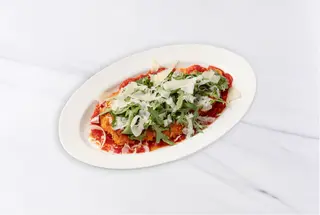 Курица по-милански c соусом Аррабиата, рукколой и пармезаном