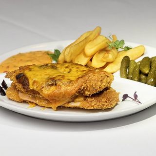 Sandwhich crispy de pui cu cartofi prajiti