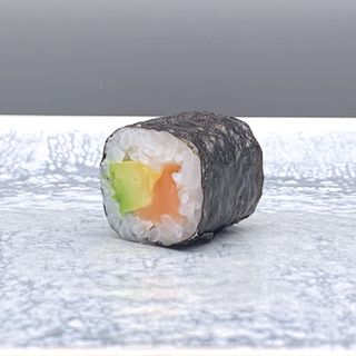 Maki salmón y aguacate