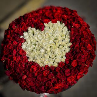 Корзина з 501-ї троянди мікс