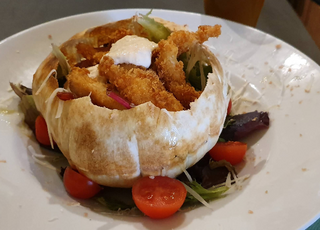 Pan de brioche relleno de costilla de cerdo a la barbacoa