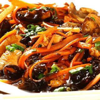 Pui cu urechi de lemn (ciuperci) servit cu orez la abur hey