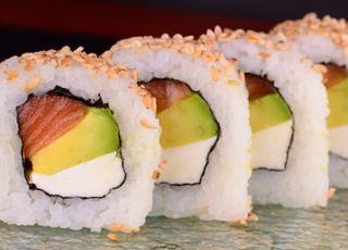 CH2. Cheese salmón+aguacate  roll (8 pzs.)