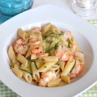 Penne con zucchine e gamberi