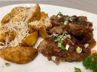 Свинско бон филе с пармезанови картофки и сос Братен 