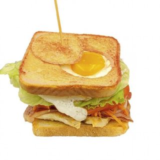 Sándwich vegetal con huevo, bacon y pollo