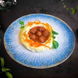 CUIB DE CHIFTELUTE MARINATE CU PIURE DE CARTOFI