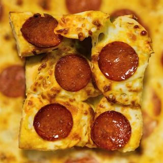 Pão de Alho em Base de Pizza - C/ Queijo e Pepperoni