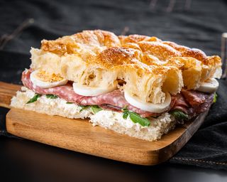 Focaccia Panini cu Salam Milano si Ou