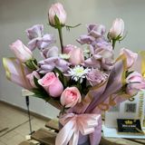 Composition bouquet de fleurs rose et mauve 