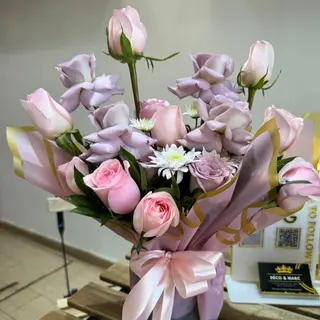 Composition Bouquet De Fleurs Rose Et Mauve