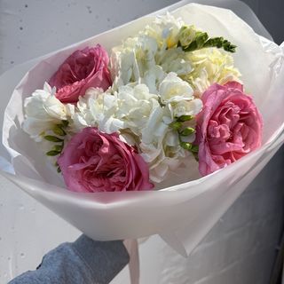 2 гортензії 3 голландських троянди 3 фрезії