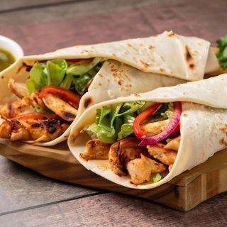 Kebab w tortilli 30 cm standard,200 g mięso