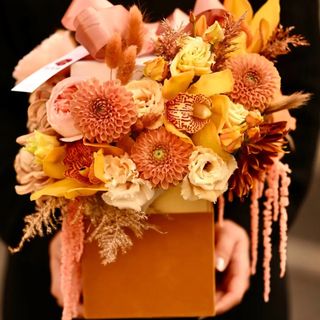 Aranjament in cutie cu dalii, orhidei si trandafiri in nuante de toamna