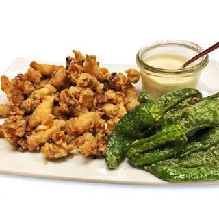 Puntillas rebozadas con pimientos de padrón