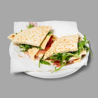 Piadina speck, rucola e formaggio