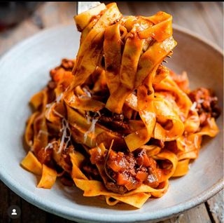 Pasta alla bolognese più bibita e postre 