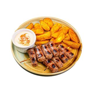 Телешки наденички на шиш с гарнитура