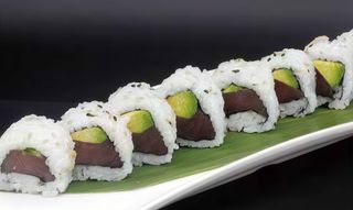 81. Uramaki De Atún Y Aguacate (8 Pzs.)