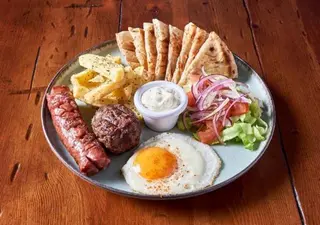Ración Mixta De Horiatiko Loukaniko Y Hamburguesa