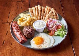 Ración Mixta De Horiatiko Loukaniko Y Hamburguesa