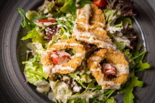 Микс салатки с хрупкави калмари и горчичен дресинг (250г)