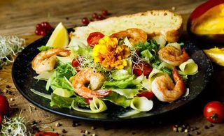 SAŁATKA Z KREWETKAMI I MANGO