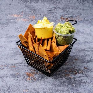 KETO Nachos z Guacamole i Sosem Serowym