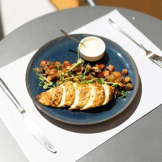 Куряча грудка з томленими овочами та соусом Цезар (300/40г)