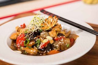 Porc cu muguri de lotus si urechi de lemn