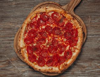 Піца Д'явола з гострою салямі (430г)