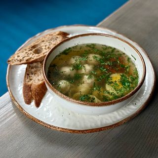 Курячий бульойн з фрікадельками, яйцем та пастою орекієтте