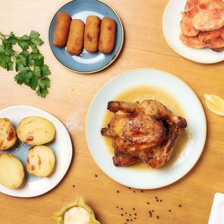 Combo 2: Pollo a l'ast entero, 4 croquetas de pollo a l'ast