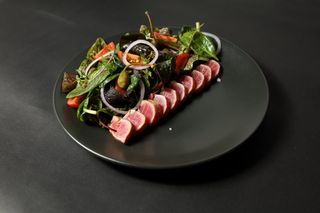 Mix de salata cu ton si rosii cherry