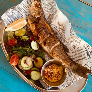 Грилован лаврак със свежа салата