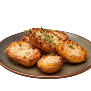 Печен картоф с билково масълце и пармезан